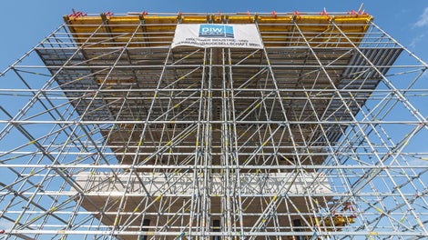 Flexibel und sicher: Das 25-cm-Systemraster des PERI UP Gerüstsystems erlaubte die optimale Anpassung an Geometrie und Last. Die integrierten Arbeitsebenen boten jederzeit hohe Sicherheit.