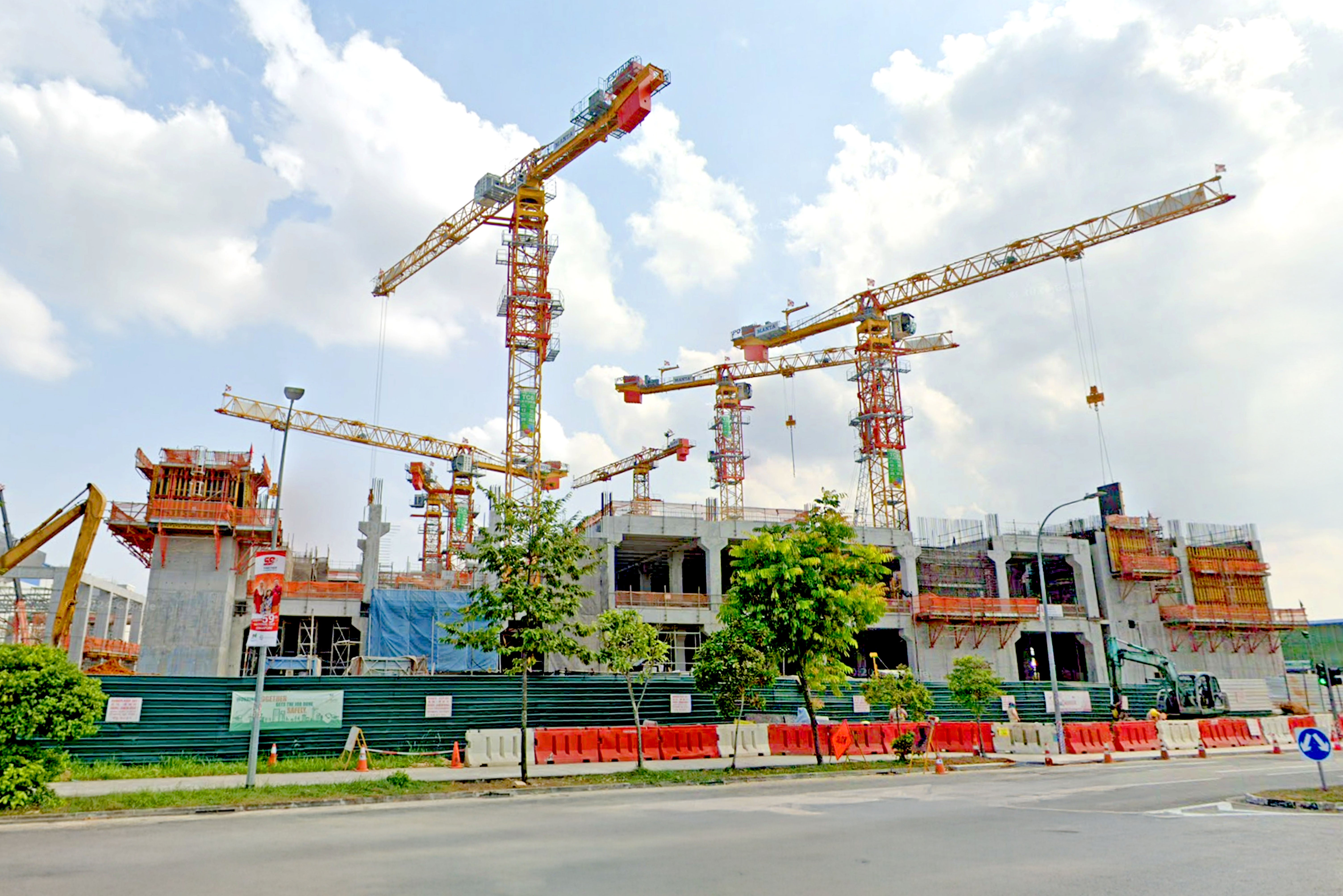 VARIO + CB climbing brackets (left) and VARIO Wall Formwork (right)