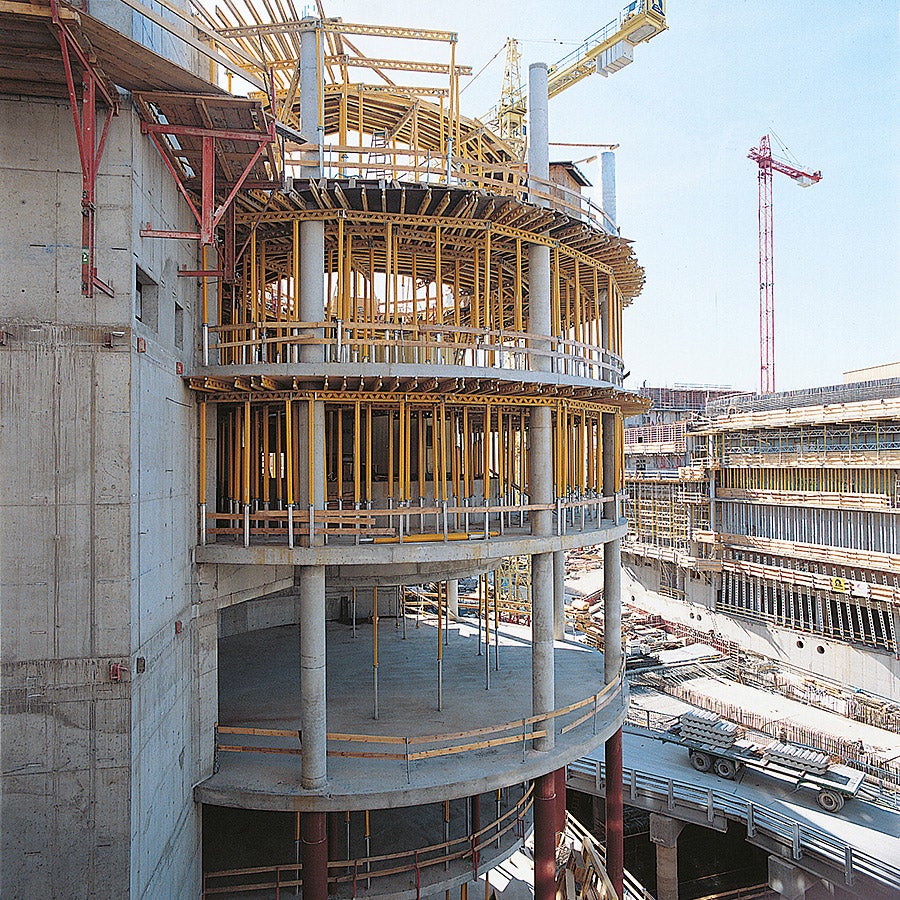 Highly adaptable MULTIFLEX slab formwork with GT 24 girders.