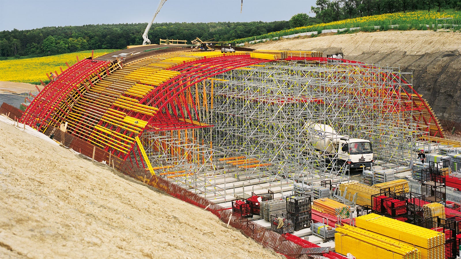 PERI UP Rosett formed the falsework construction and was erected according to the type test. The tight construction schedule required support along the entire length of 75 m.