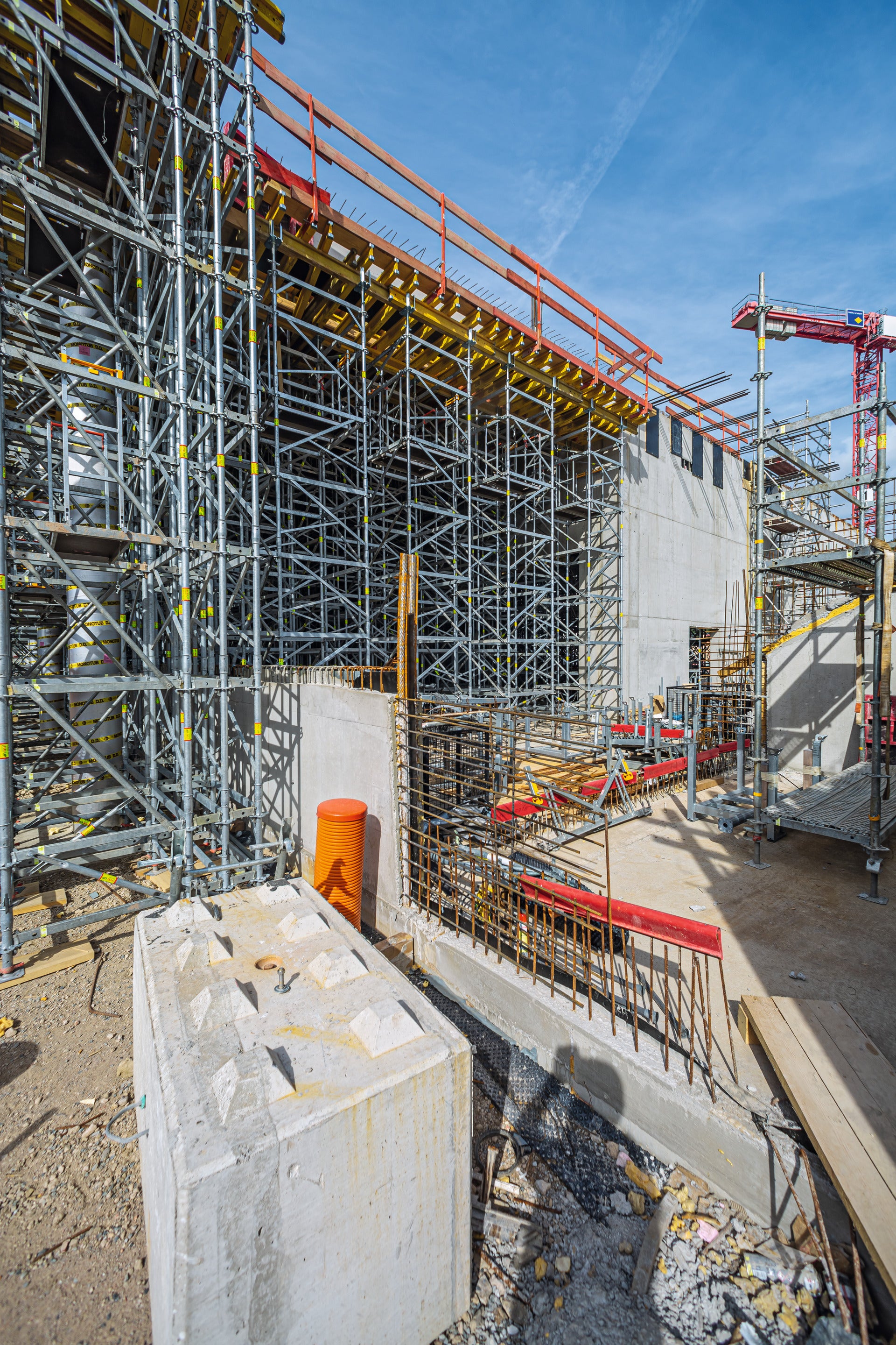 Er kann sowohl als freistehender Stützturm als auch als am Kopf gehaltener Turm verwendet werden.<br/>