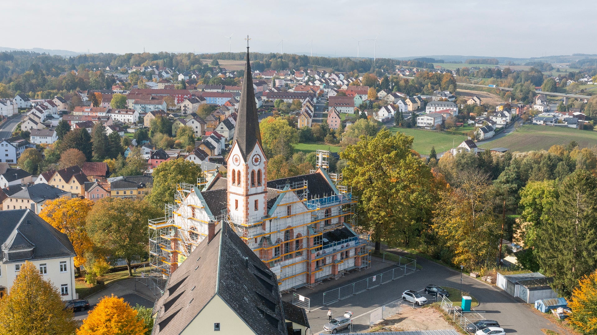150 Jahre nach ihrem Bau ist die Arzberger Kirche derzeit rundum eingerüstet. 