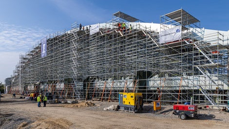 Ein geometrisch und statisch angepasstes PERI UP Trag- und Arbeitsgerüst ermöglicht die fachgerechte Montage der Hauptbrücke auf der deutschen Oderseite.
