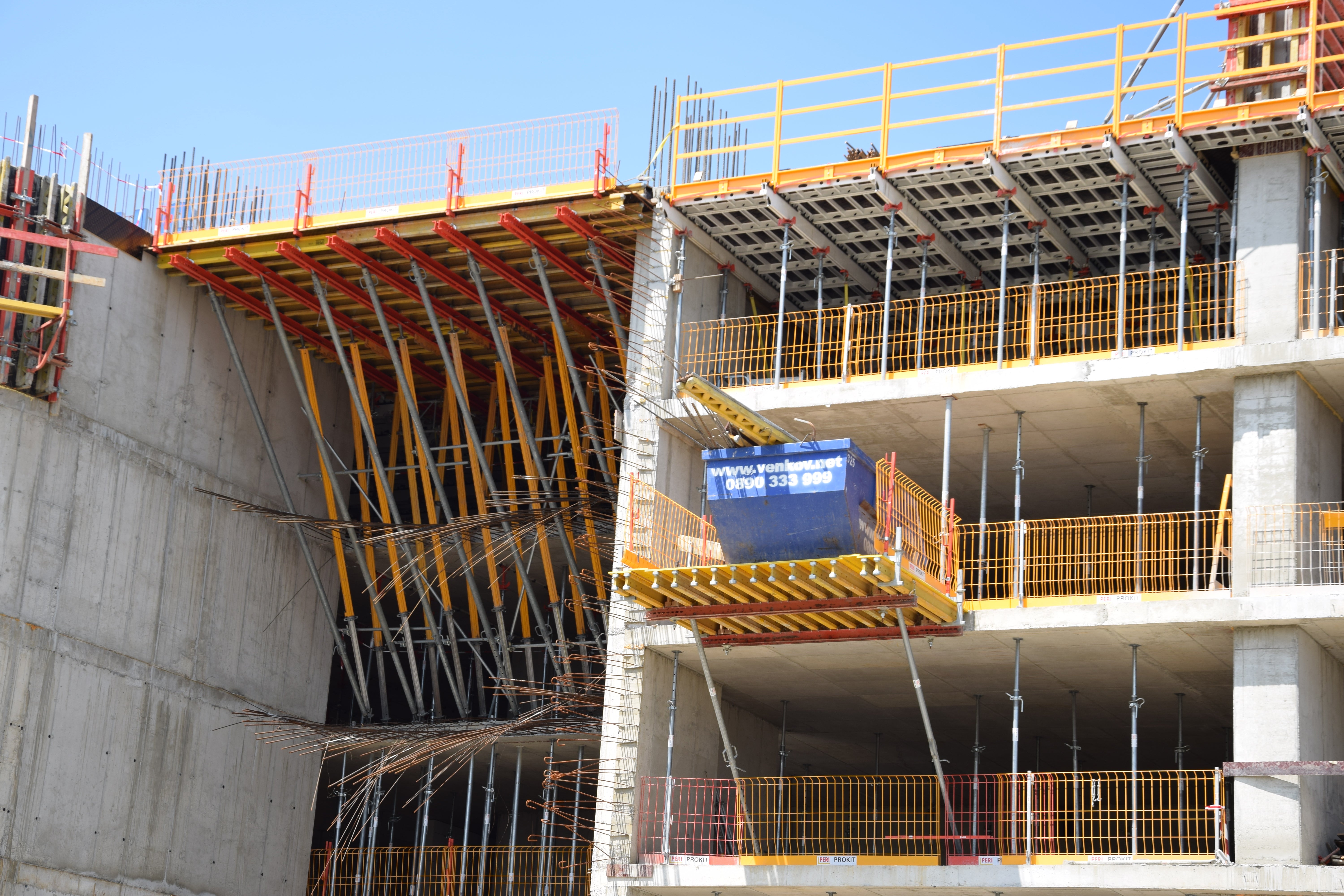 Конзолно подпиране с MULTIPTOP, RS вертикализатори и VARIO елементи на плоча, надстърчаща 5,20 m