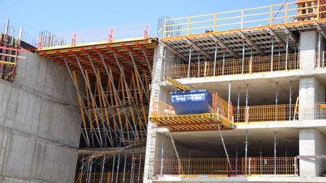 Конзолно подпиране с MULTIPTOP, RS вертикализатори и VARIO елементи на плоча, надстърчаща 5,20 m