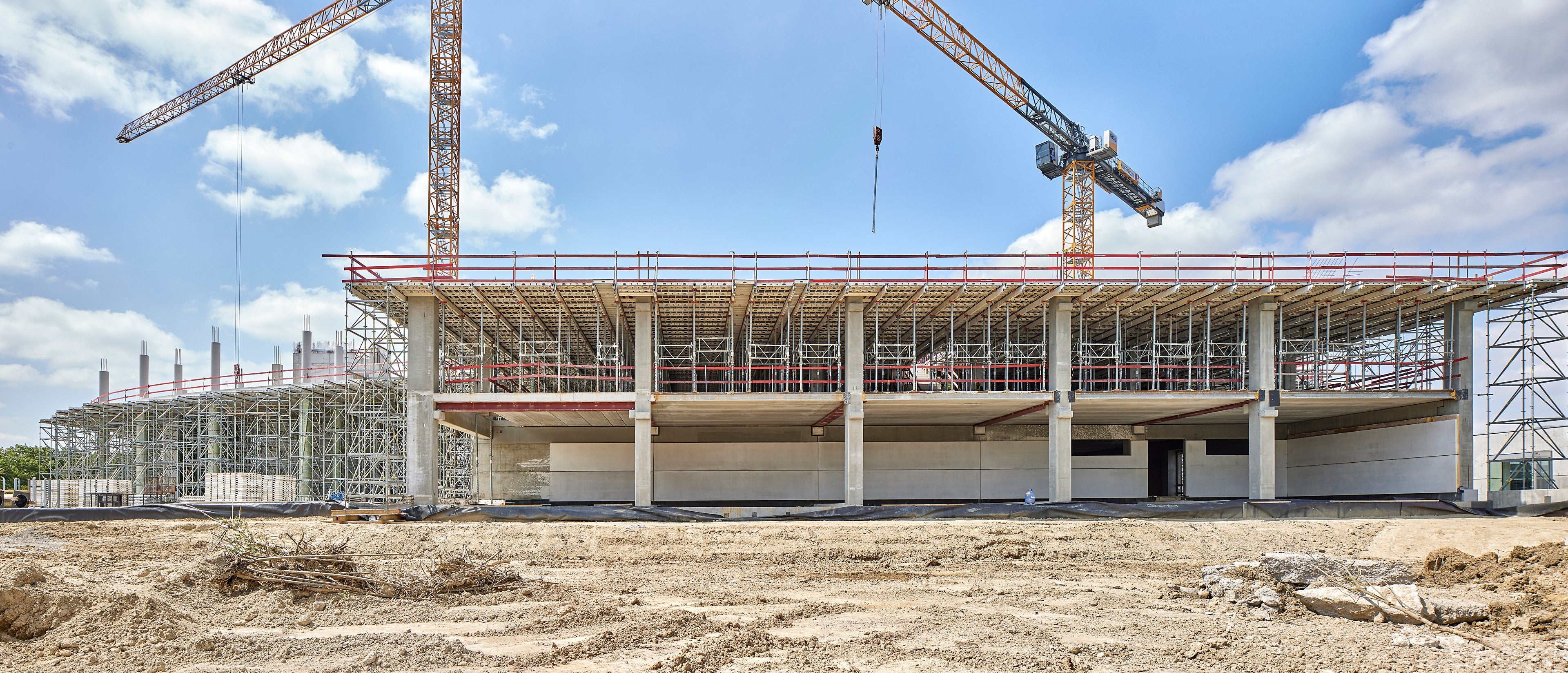 Voor de stellingen en bekistingsmaterialen werd een beroep gedaan op de expertise en materialen van PERI.