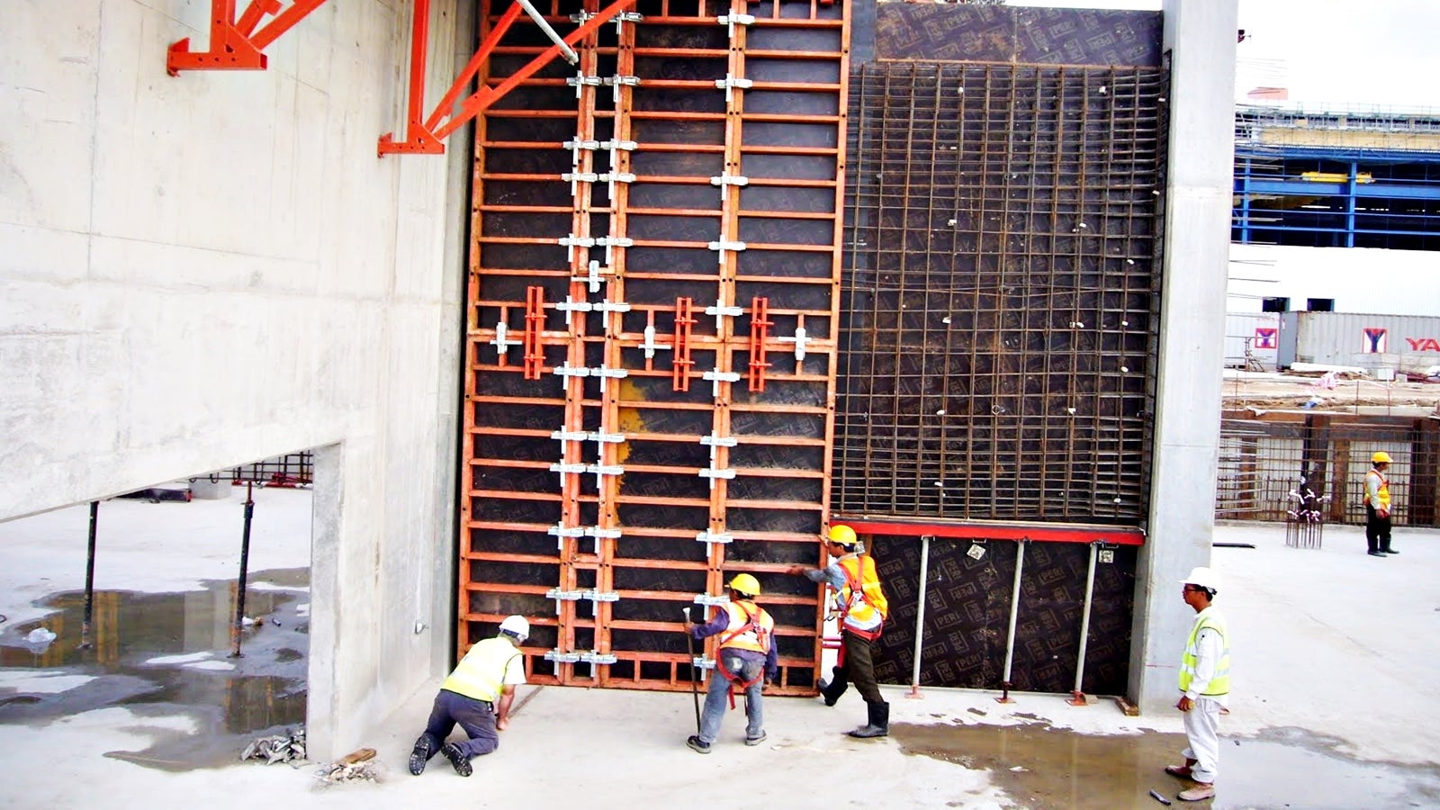 For the high and massive reinforced concrete walls, the TRIO was extended and supplemented with TRIO concreting platforms. It provided safe access to all working areas. 