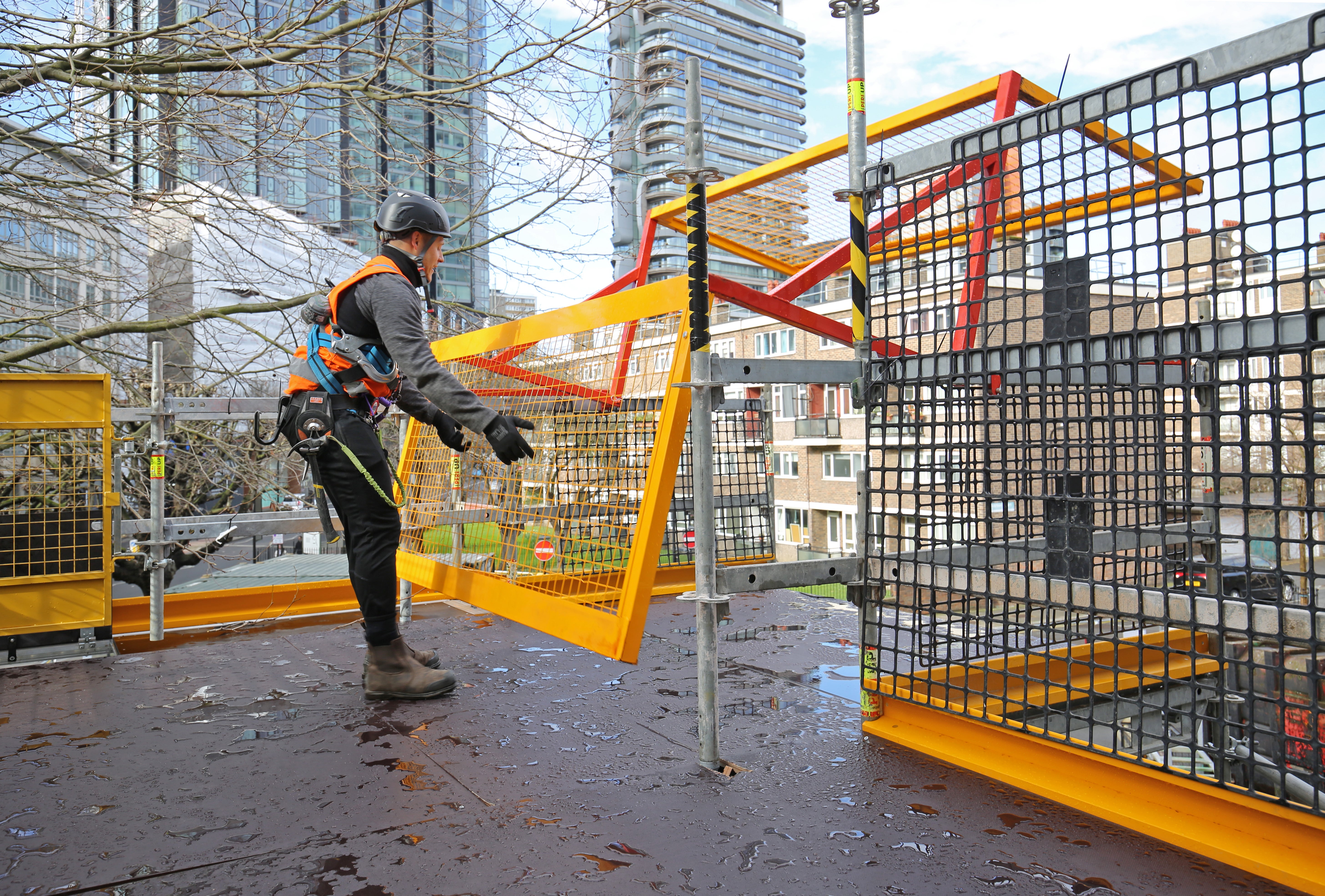 The PERI UP Loading Bay enables materials to be loaded safely