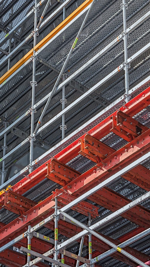 PERI UP Rosett Flex can be combined with VARIOKIT in almost unlimited ways because of the compatible basic grids and standardized fasteners.