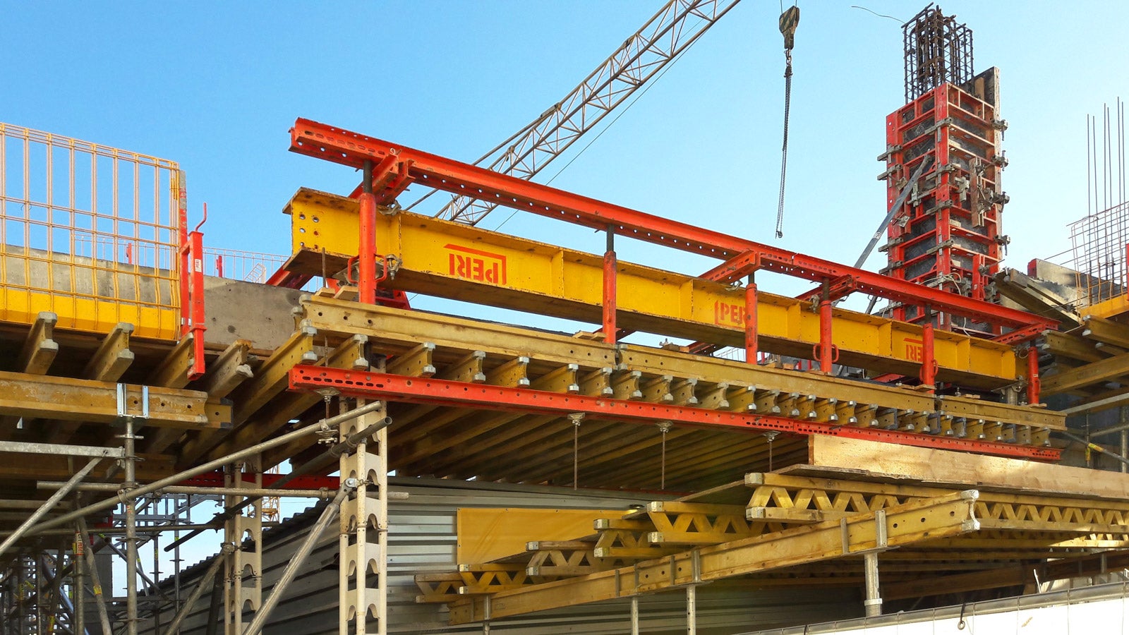 Przykład deskowania belki nad przejściem dla pieszych z wykorzystaniem systemu wież HD 200. Zastosowanie niestandardowych rozwiązań podwieszenia deskowania MULTIFLEX pozwoliło pokonać znaczne rozpiętości pomiędzy punktami podparcia.