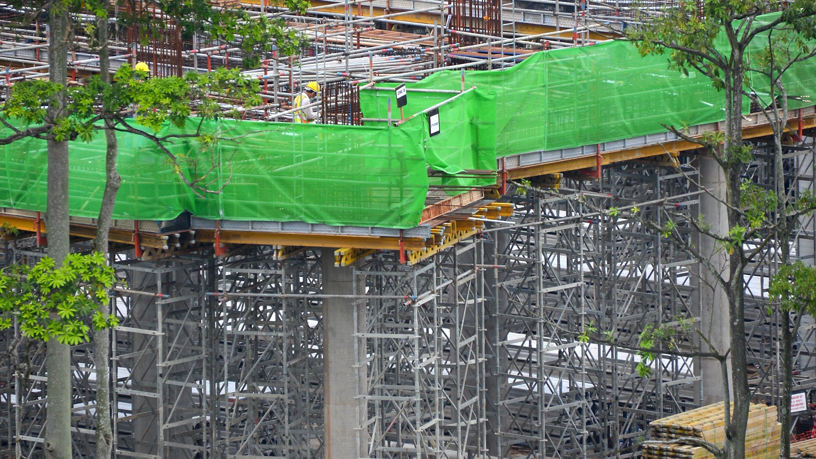 Total of approximately 28000sqm casting area for all 5 storeys including high shoring on high void 