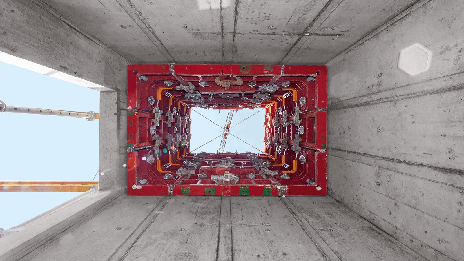 Zum einfachen Umsetzen der 1,65 m x 2,50 m großen Schachtinnenschalung arbeitet das Baustellenteam mit der neuen MXSE Schachtecke.