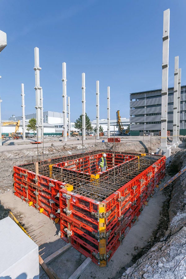 Jen 4 různé šířky panelů a odsazená spínací místa umožňují také velmi snadnou realizaci základů.