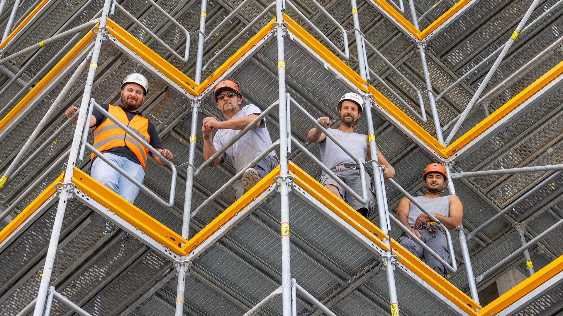 Das Schäfer-Gerüstbauteam meisterte die Herausforderungen bei der Einrüstung der variierenden Fassadengeometrie mit zahlreichen Vor- und Rücksprüngen.