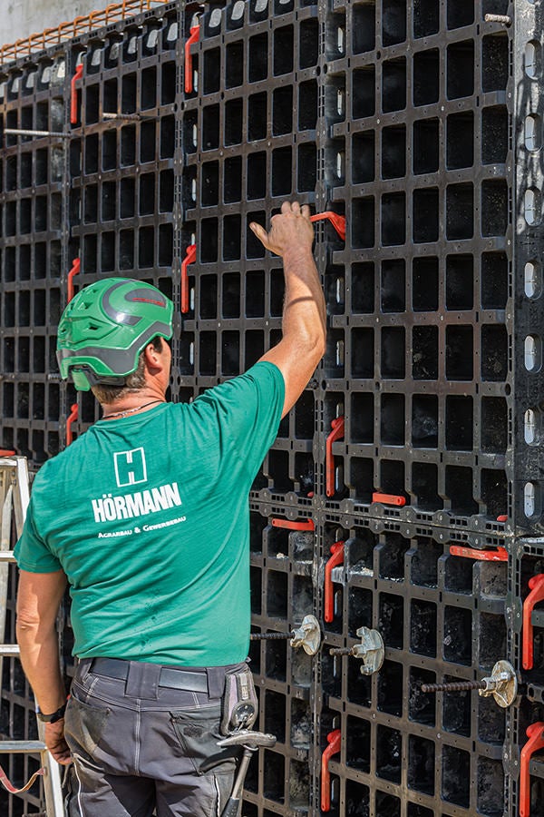 Alle Arbeiten mit der DUO Verbundschalung lassen sich mit einem Minimum an Werkzeugen ausführen. Ein Beispiel ist der DUO Verbinder, der für eine planebene Ausrichtung der Paneele sorgt.