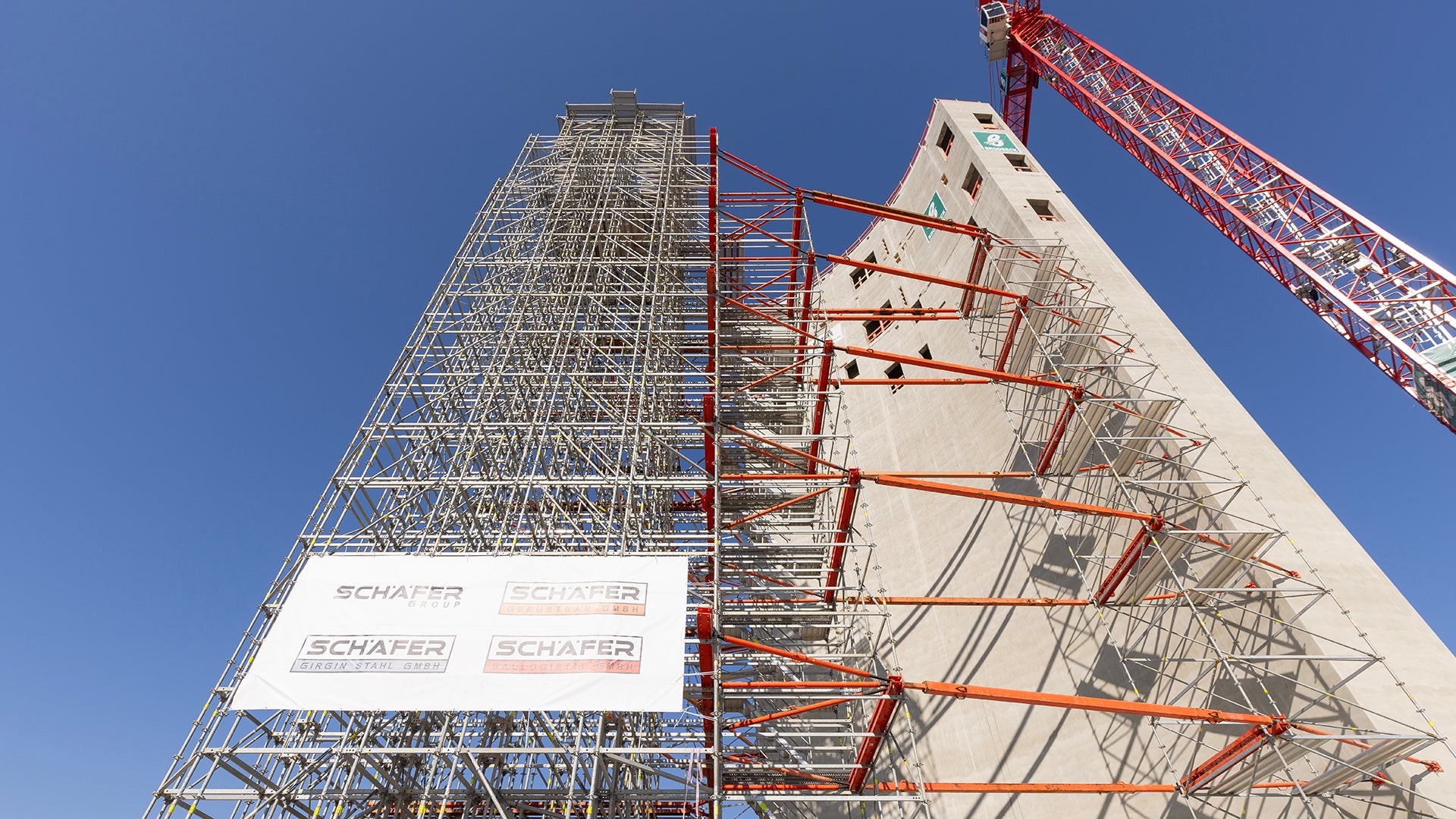 Trotz 1.400 kN Traglast konnte die 32 m hohe Gerüstkonstruktion äußerst schlank ausgebildet werden.