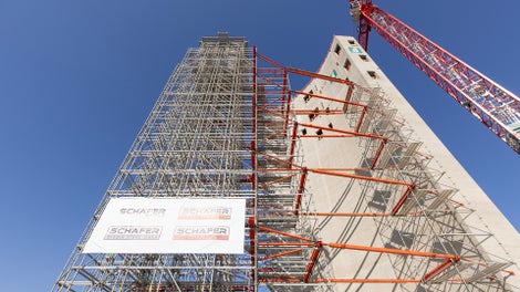 Trotz 1.400 kN Traglast konnte die 32 m hohe Gerüstkonstruktion äußerst schlank ausgebildet werden.