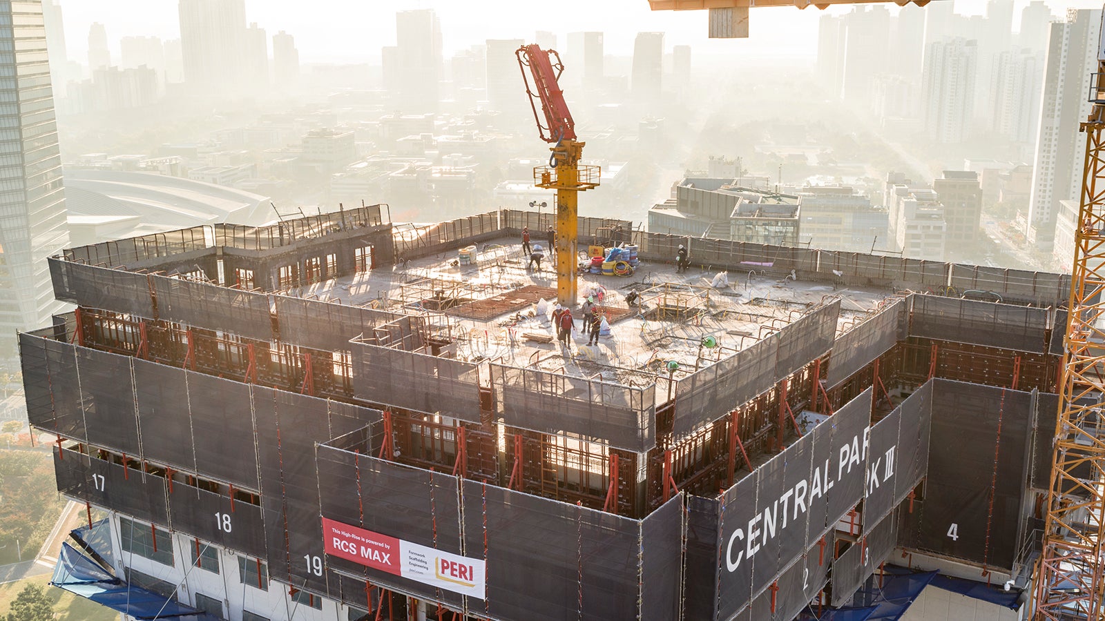 Clever features, like the well-thought-out formwork suspension, optimise the efficient use of PERI Formwork.