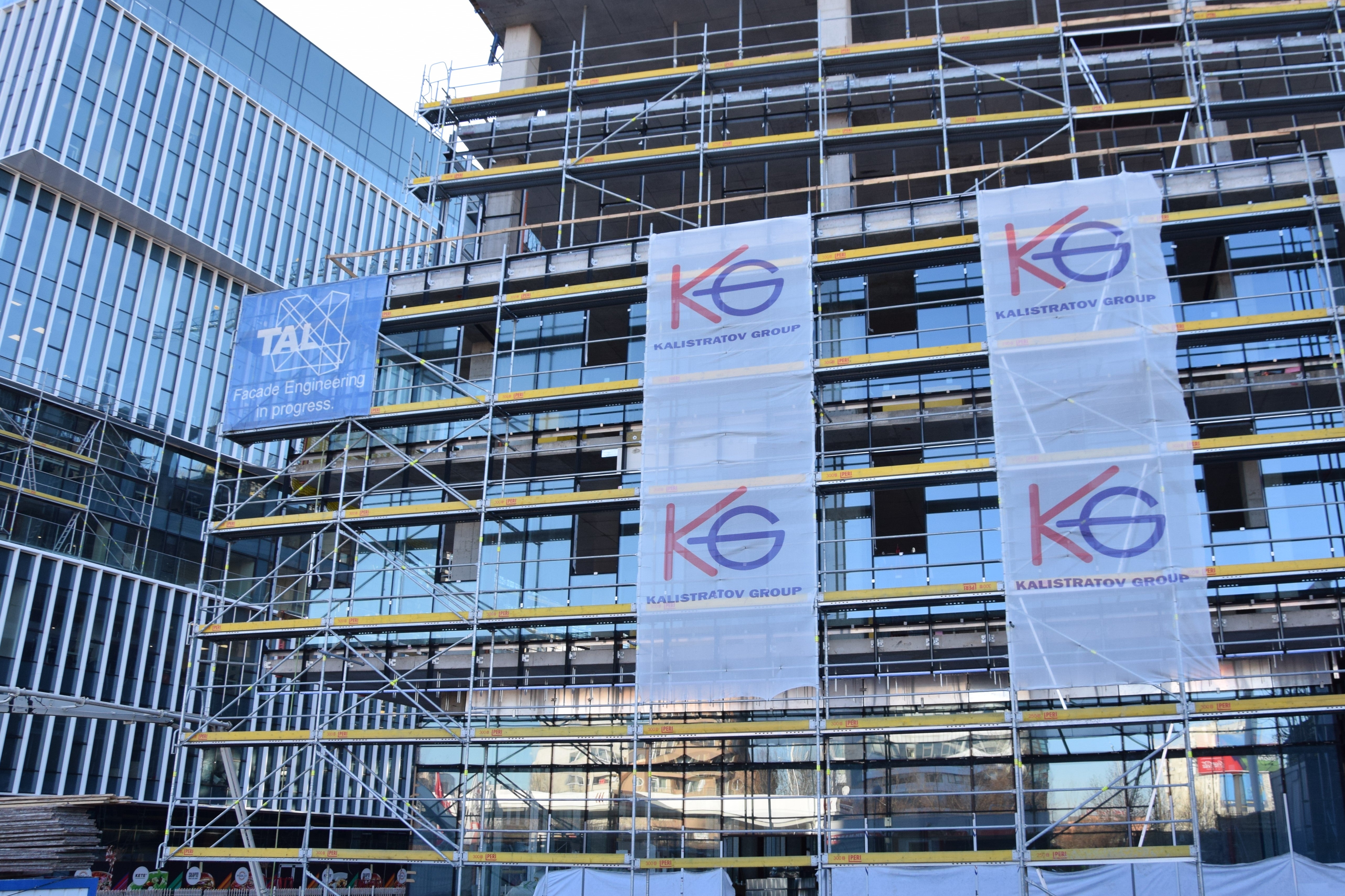 Фасадно скеле PERI UP Easy в комбинация с модулно скеле PERI UP Flex - изпълнение на 3 m конзолен участък