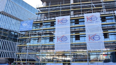 Фасадно скеле PERI UP Easy в комбинация с модулно скеле PERI UP Flex - изпълнение на 3 m конзолен участък