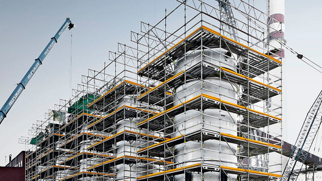 При помощи лесов PERI UP Flex можно возвести рабочую площадку по всему периметру объекта, независимо от его геометрии и формы. Дополнительные элементы системы сокращают расстояние между объектом и лесами до безопасного значения.