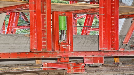 A transverse launching unit integrated in the lifting unit ensured problem-free alignment of the formwork carriage to match the changing radii.