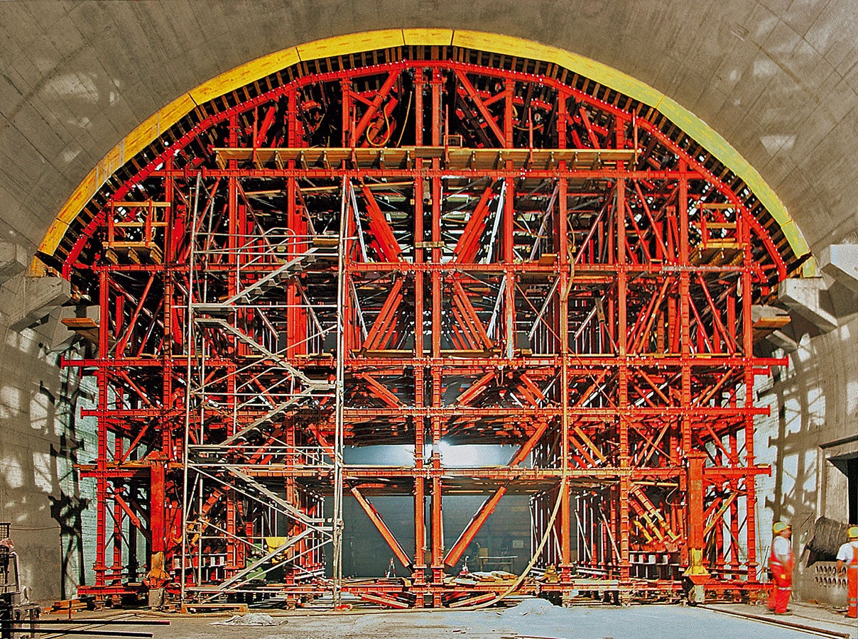 In the second stage, the formwork carriage was supplemented with the arched formwork. The formwork was raised and lowered by means of four hydraulic drive components.