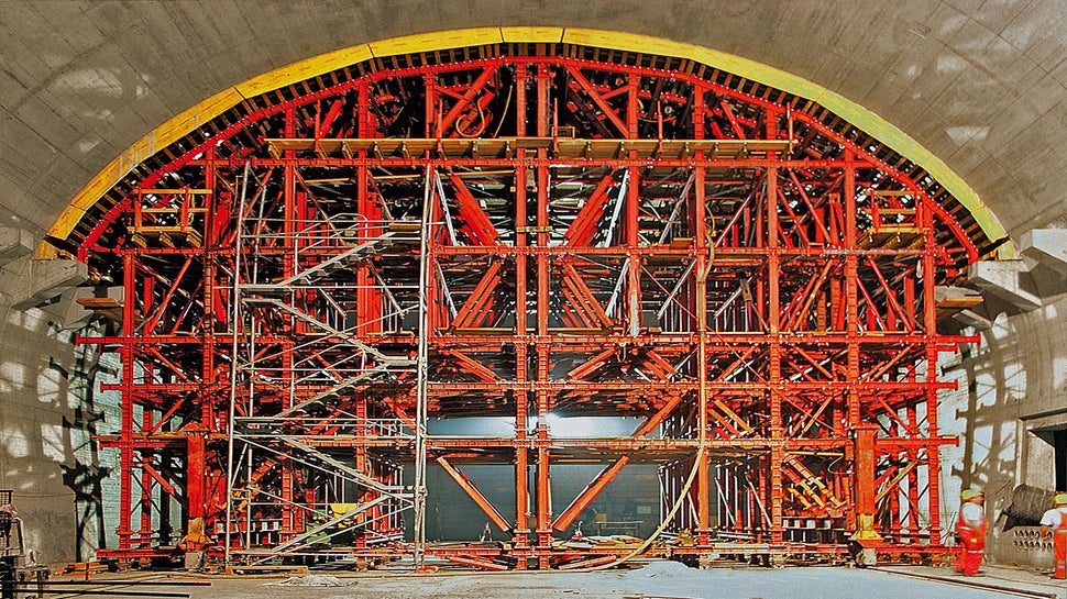In the second stage, the formwork carriage was supplemented with the arched formwork. The formwork was raised and lowered by means of four hydraulic drive components.