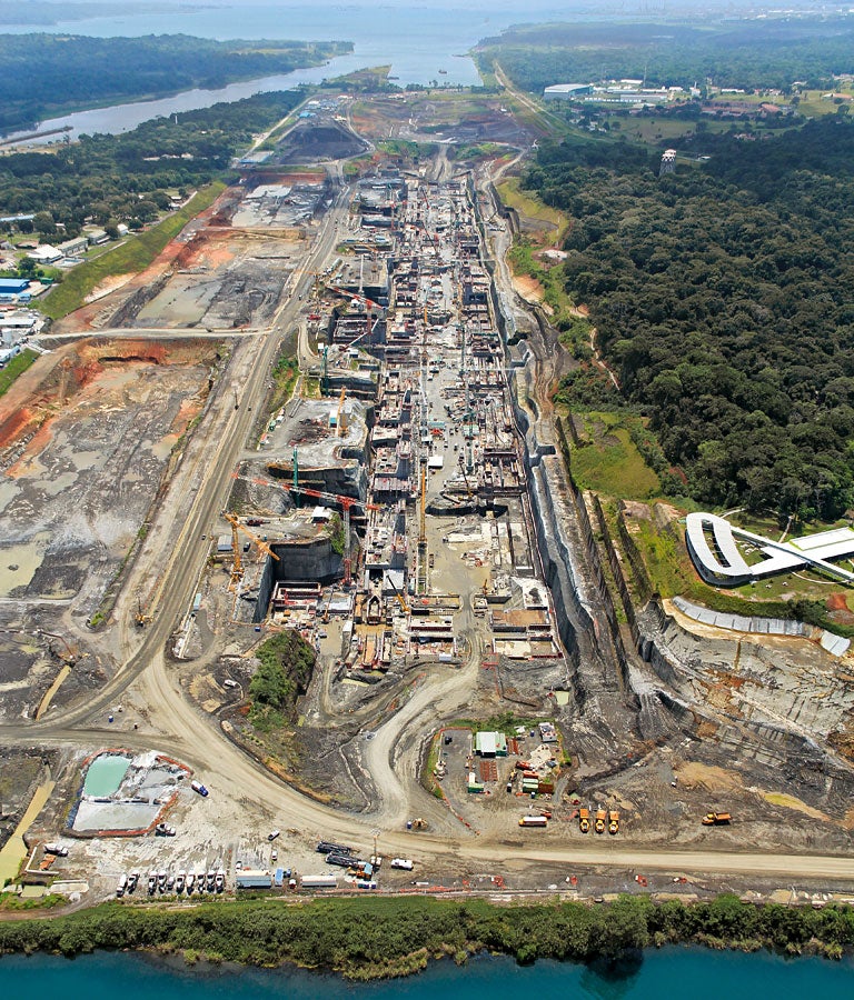 L’impianto di Gatun, sull’Atlantico, si compone di tre conche di navigazione consecutive, lunghe 403 m e larghe 55 m ciascuna.