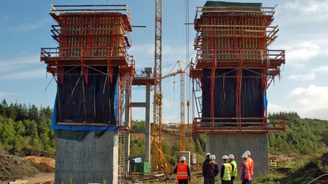 VARIO forme på CB klatrekonsoller til støbning af de permanenter bropiller.<br/> I baggrunden står en midlertidig bropille som bruges til fremskubning af broen. 
