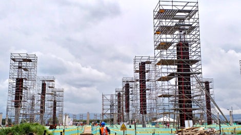 Sistema de plataformas de trabajo seguras a cualquier altura y acceso PERI UP FLEX en conjunto con el versátil sistema de encofrado LIWA en el vaciado de una columna a gran altura.