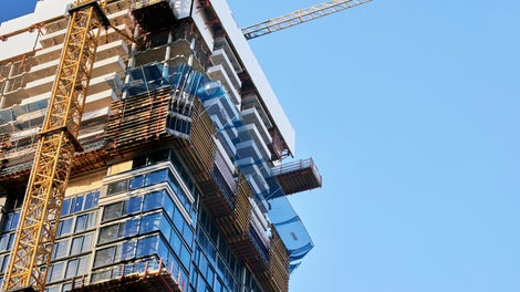 Ten behoeve van de logistiek op de bouwplaats zijn geïntegreerde en separate laadplatformen toegepast voor verticaal transporteren van bouwmaterieel.