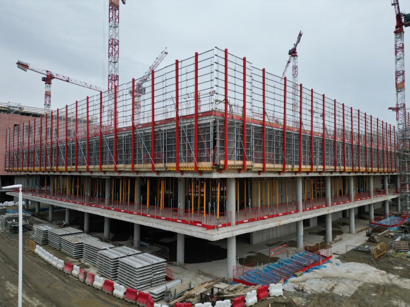 Sistemi di protezione installati lungo i bordi liberi dei solai durante i lavori di costruzione.