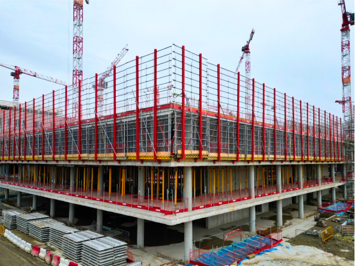 Sistemi di protezione installati lungo i bordi liberi dei solai durante i lavori di costruzione.