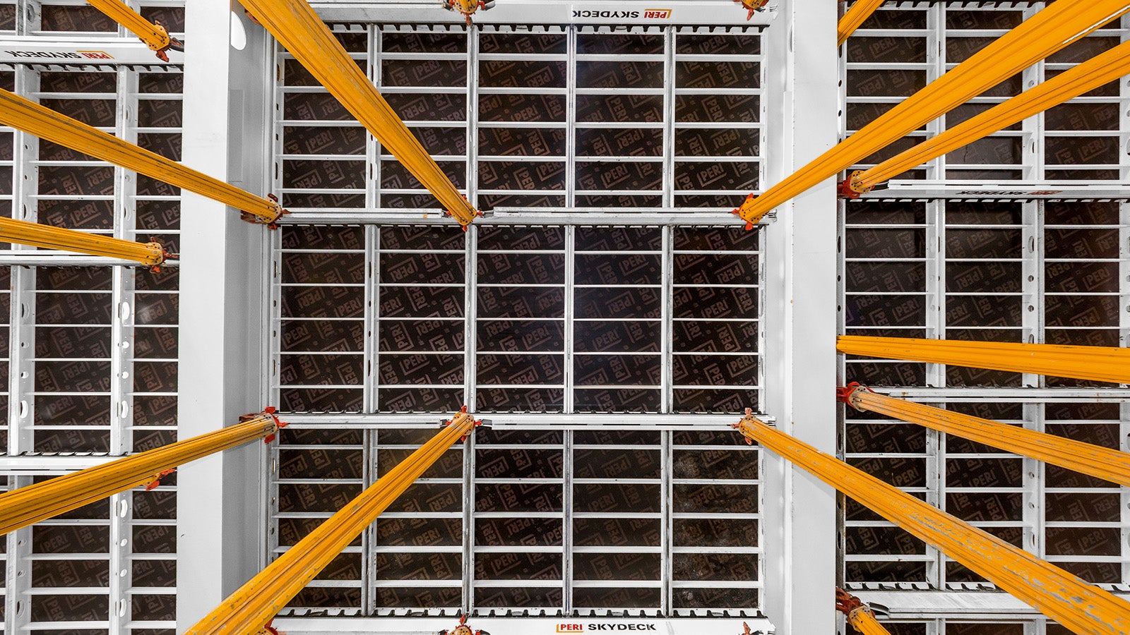 SKYDECK überzeugt durch besonders leichte Bauteile, denn das Paneel und der Längsträger wiegen jeweils lediglich 15 kg.
