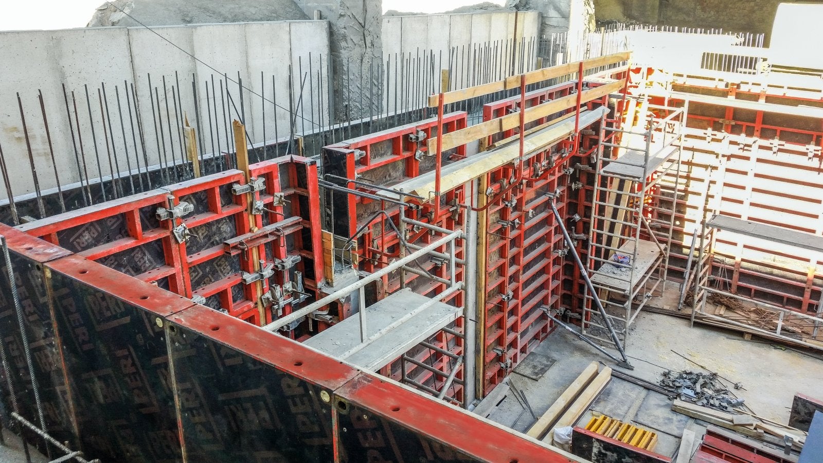 Debnenie základov a stien s veľkým množstvom nepravidelne rozmiestnených otvorov rástlo pomocou systému DOMINO a TRIO. Stropy boli realizované použitím nosníkového stropného debnenia MULTIFLEX