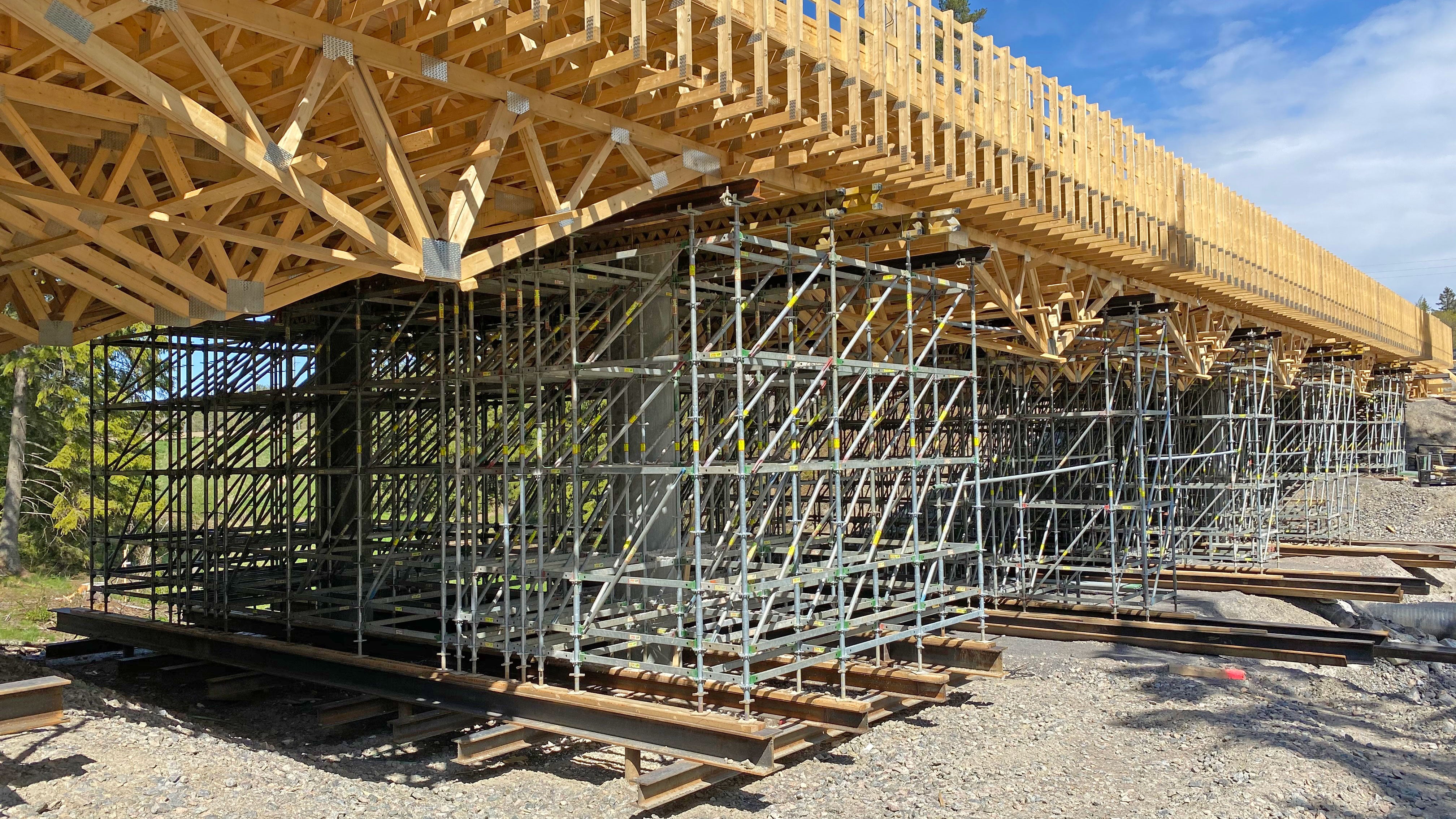 Nyt myös siltakohteissa on käytettävissä ratkaisu, jossa muotit ja tuennat voi toteuttaa tehdasvalmisteisin tuottein ja niiden mitoitus- ja asennussuunnitelmin.