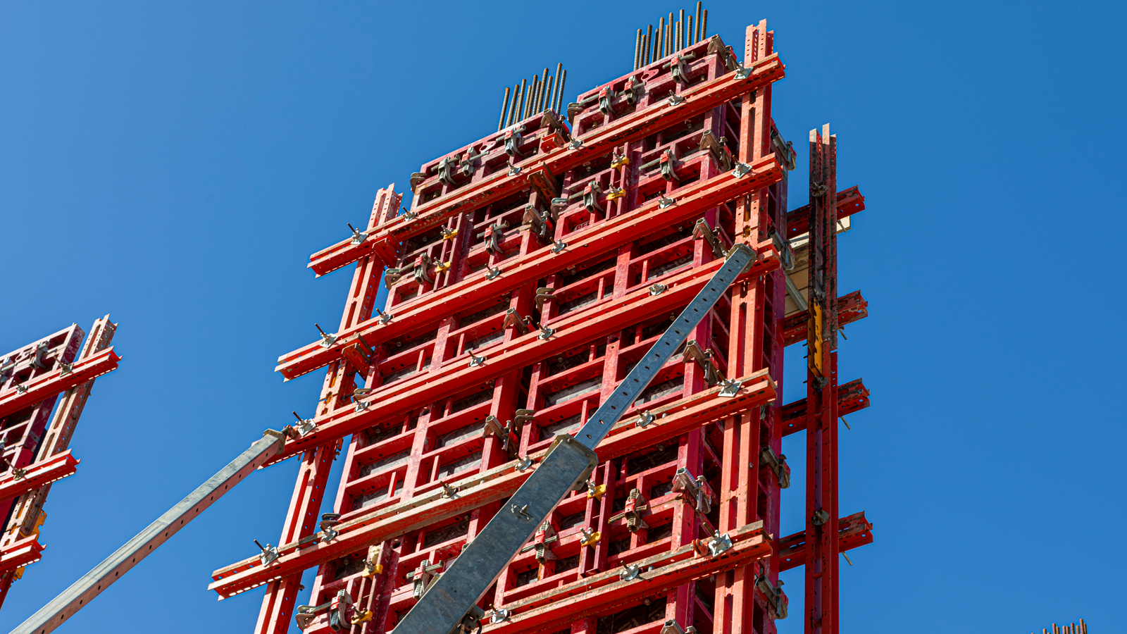Om het MAXIMO systeem met de enorme hoogte goed op zijn plaats en overeind te houden, is er gewerkt met de RS1400 schoren van PERI.