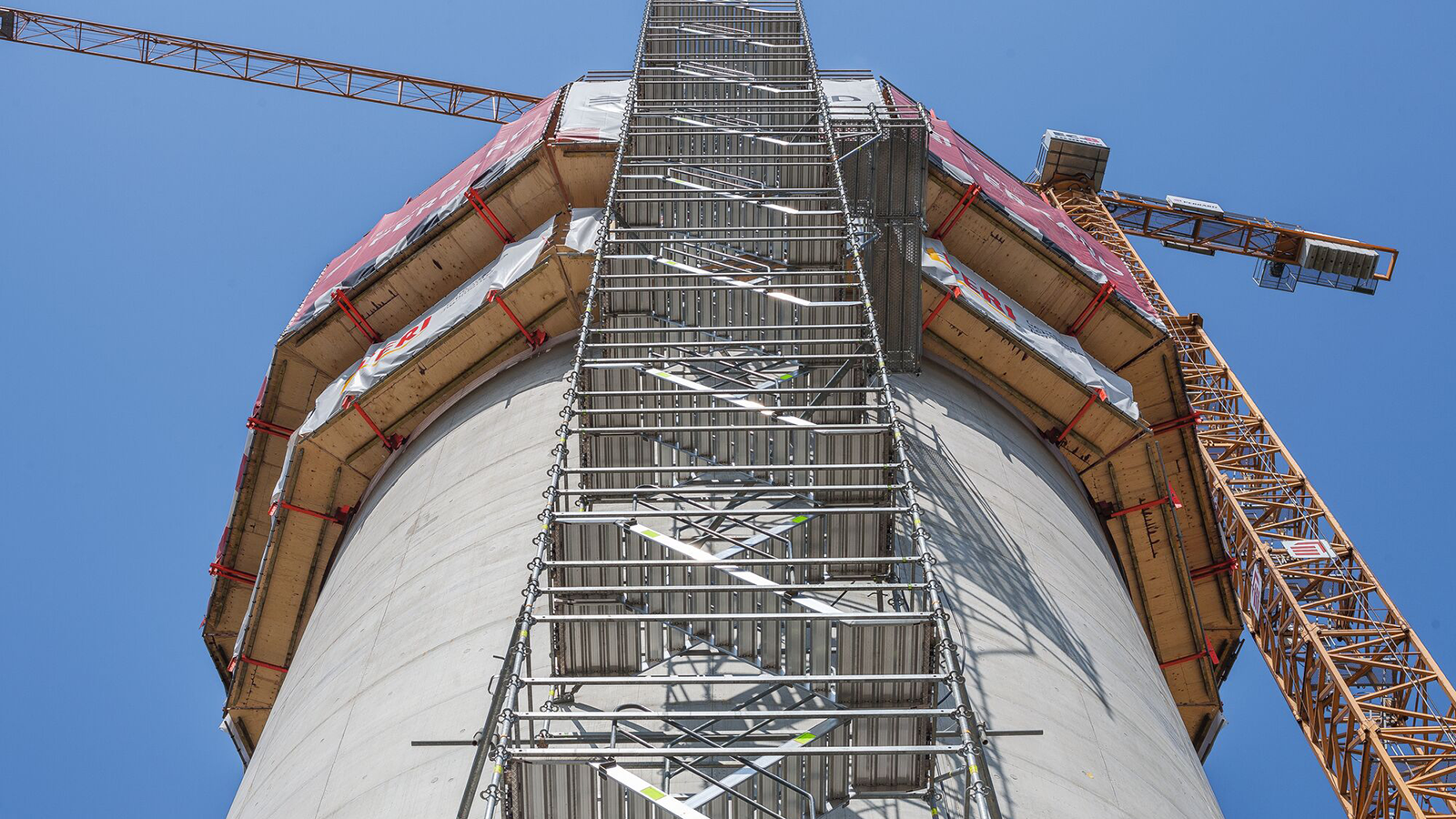 Лестницы доступа системы PERI UP Flex отличаются наличием маршей из легкосплавных материалов. Благодаря малому весу их можно перемещать даже вручную, ведь вес одного марша 10 - 30 кг. Максимальная высота одной лестничной клетки - 30 метров.