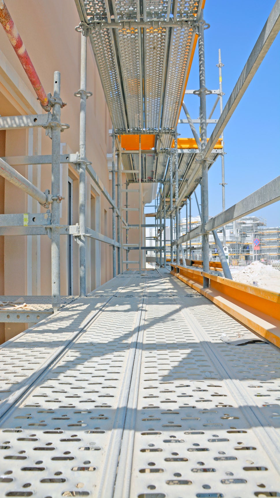 Non-slip steel decking directly mounted to ledgers