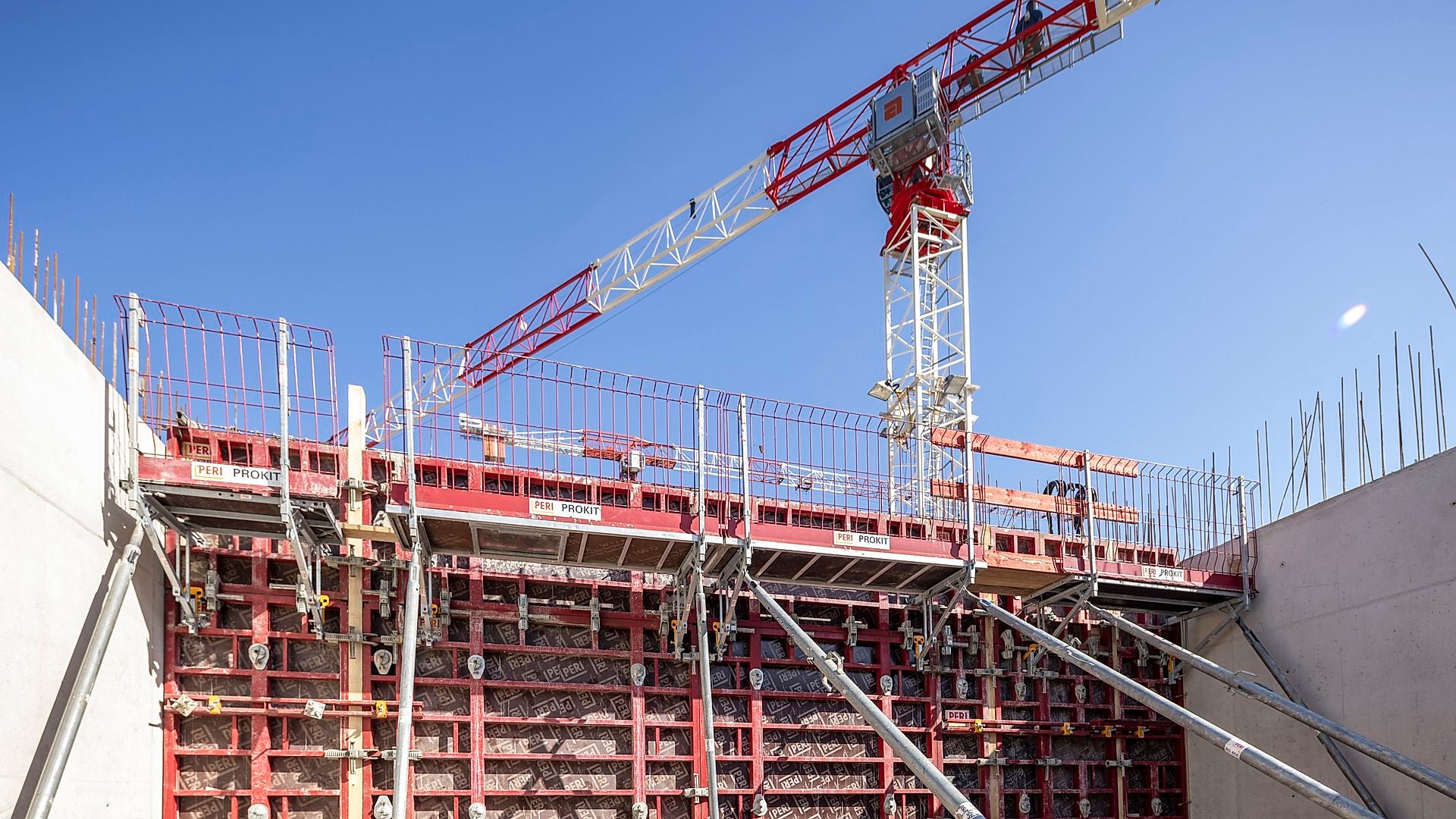 Dank des systemintegrierten MXK Konsolensystems lassen sich Arbeitsbühnen bereits am liegenden Element vormontieren – für geschützte Arbeitsbereiche in der Höhe.