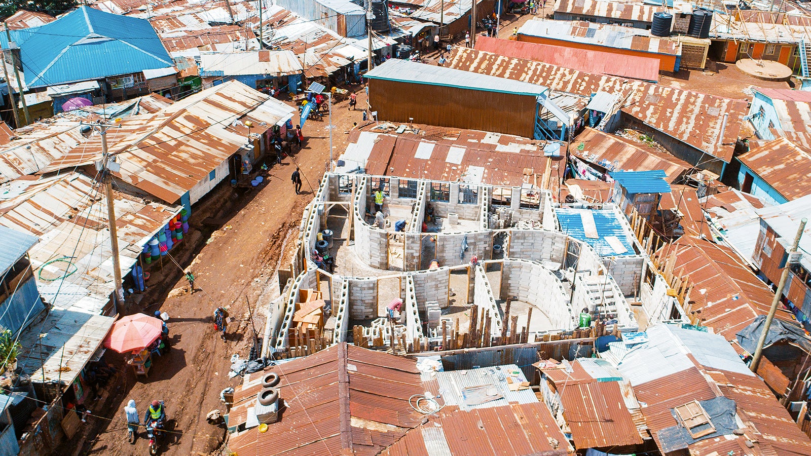 The TwistBlocks are flexible in the design of complex floor plans thanks to their simple plug-in system. This is particularly advantageous when space is tight in informal settlements. If required, the blocks of the assembled walls can also be dismantled and up to 80 % reused.