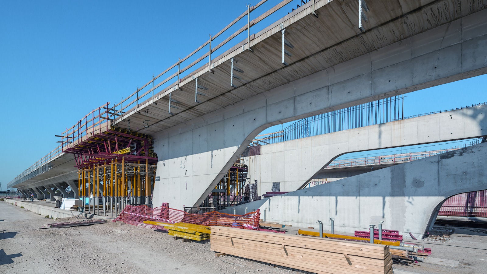 I puntelli in alluminio MULTIPROP – con carico massimo fino a 90 kN - sono stati impiegati in cantiere sia come puntelli singoli che come montanti di impalcature di sostegno a torre o di tavoli per solai