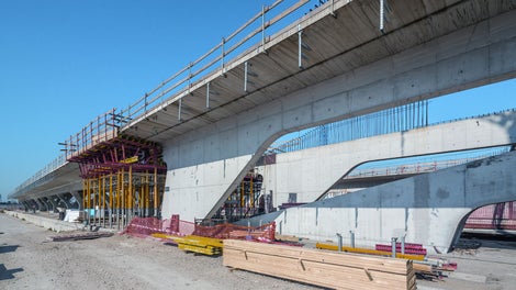 I puntelli in alluminio MULTIPROP – con carico massimo fino a 90 kN - sono stati impiegati in cantiere sia come puntelli singoli che come montanti di impalcature di sostegno a torre o di tavoli per solai