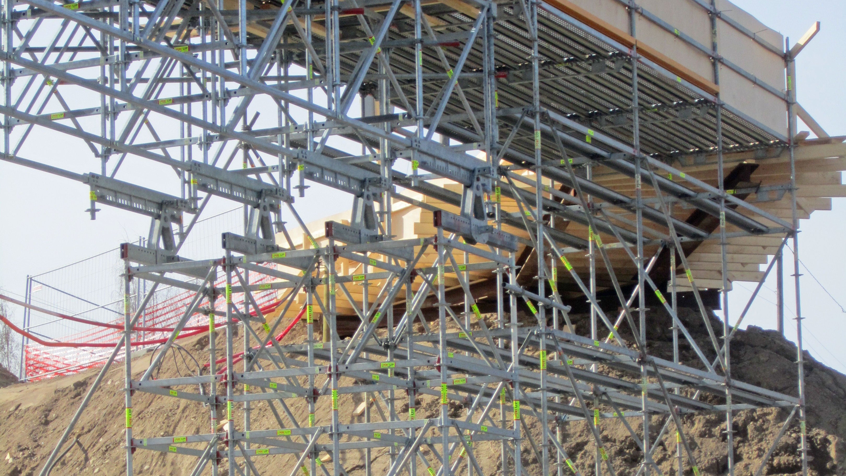 PERI UP -telineillä toteutettu turvallinen kulkutie junanradan ylitse.