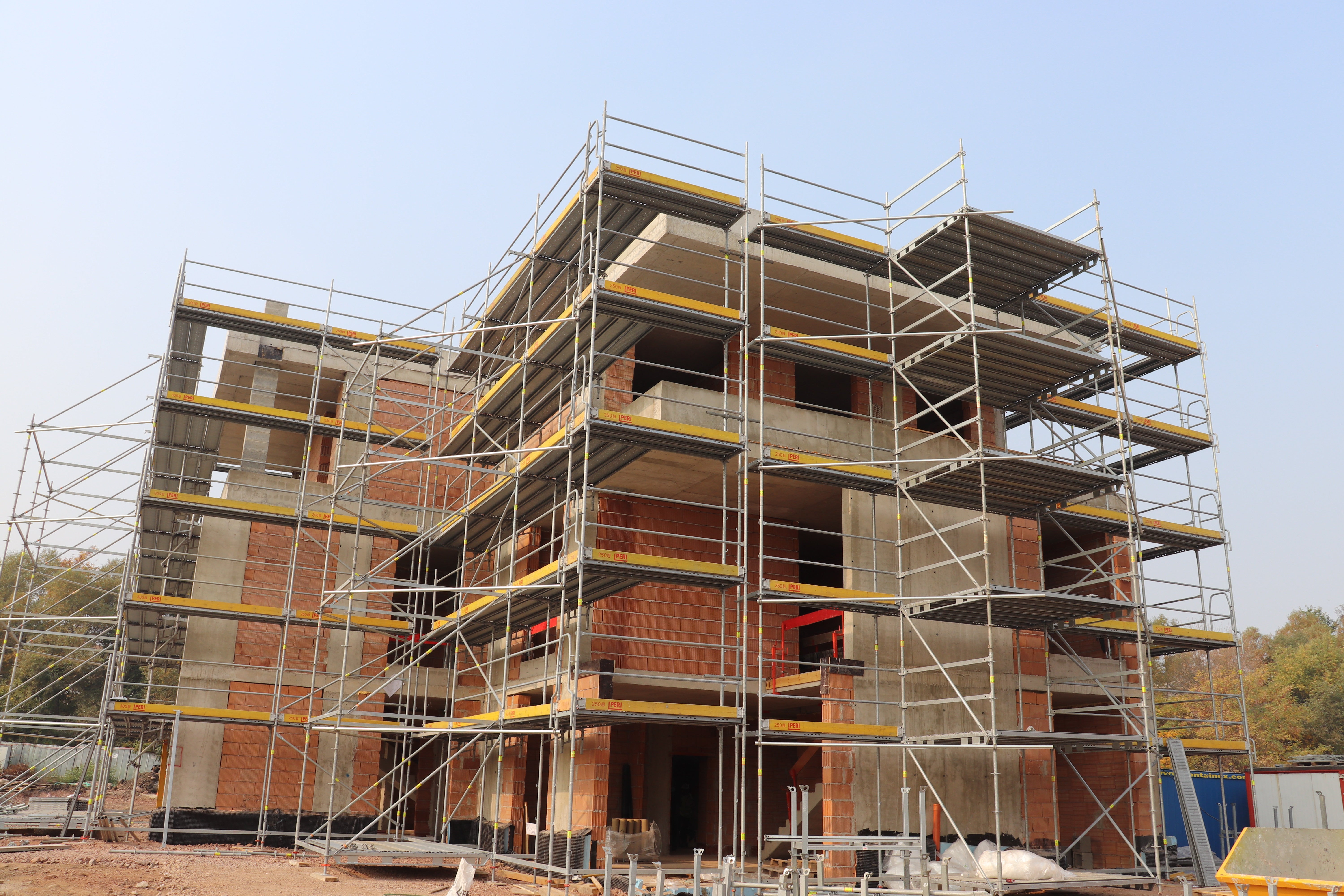 Фасадно скеле PERI UP Easy в комбинация с модулната система PERI UP Flex