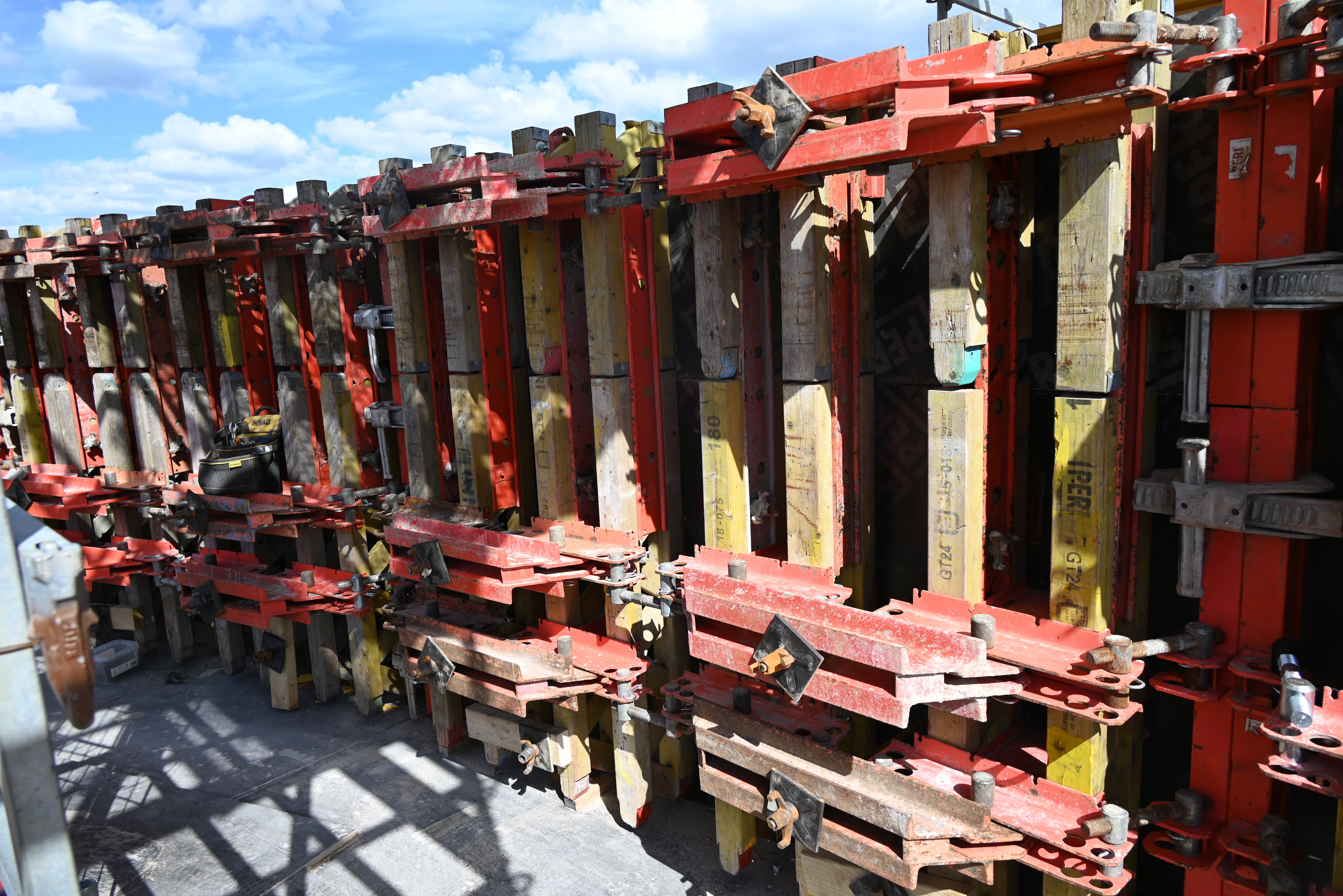 RUNDFLEX Circular Wall Formwork provided the ideal solution for forming the curved concrete collars. The standardised panels can be quickly adjusted to the required radius on site.