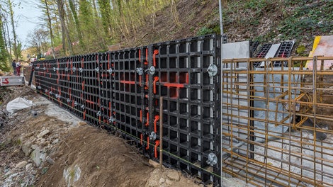 Herstellung einer 120 m langen, 1,20 m hohen, rückverankerten Stützwand aus Stahlbeton