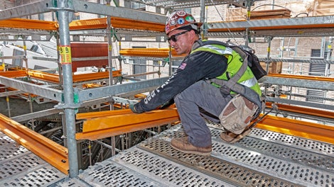 Installation of ledgers and toe boards is greatly simplified by PERI’s gravity lock system, which provides positive connections with a minimum of tools.