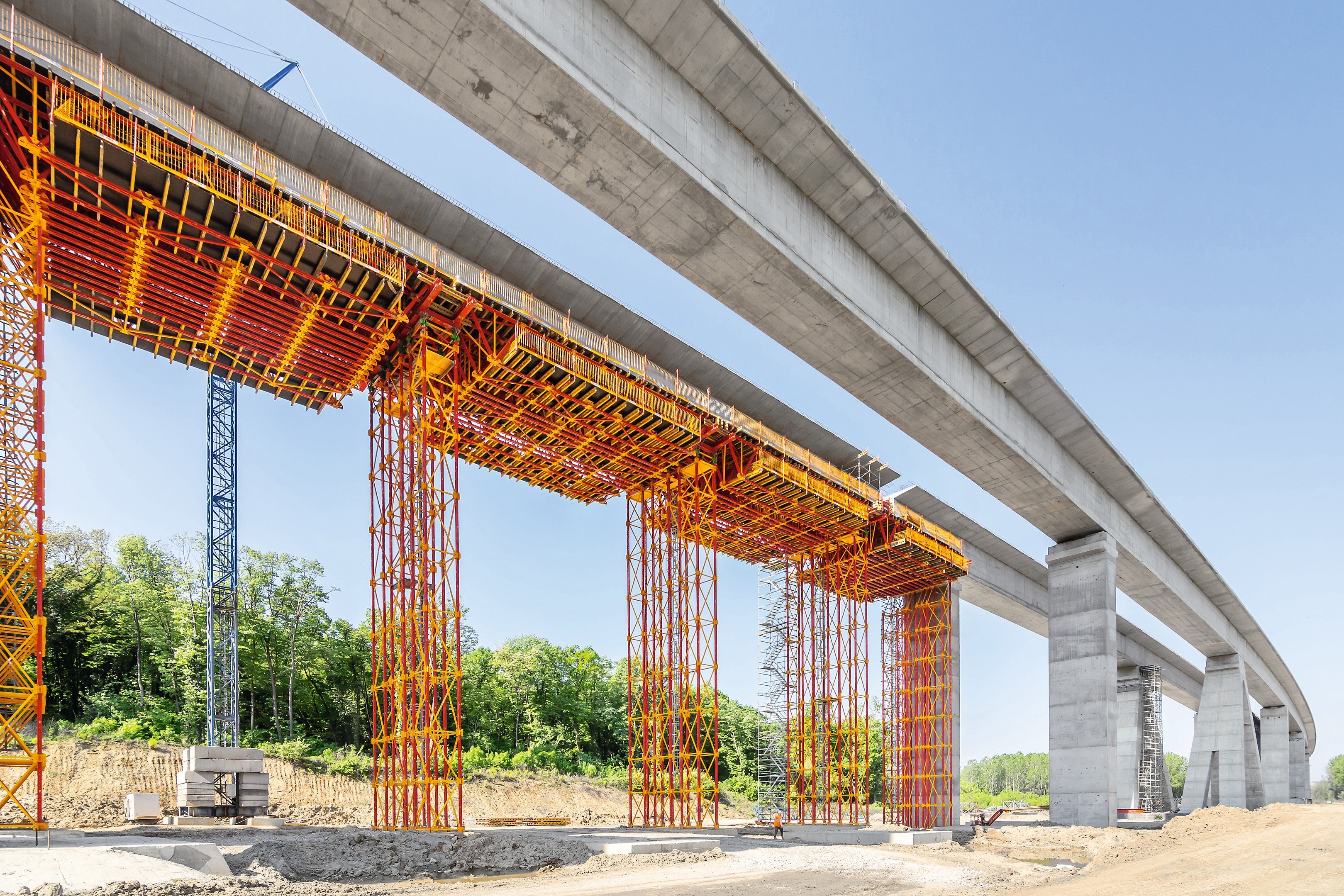The ALPHAKIT Truss Girder serves to transfer loads from in-situ con-crete or prefabricated components in bridge and building construction.